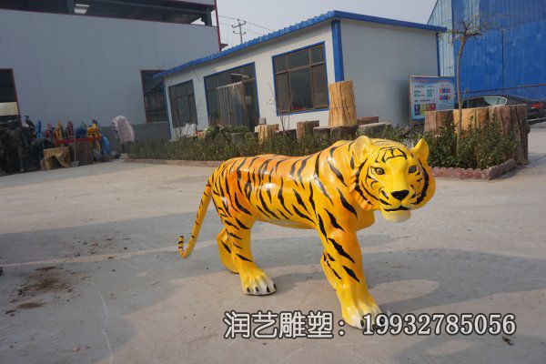 景区玻璃钢老虎雕塑 景区玻璃钢老虎雕塑