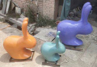商业街玻璃钢兔子雕塑
