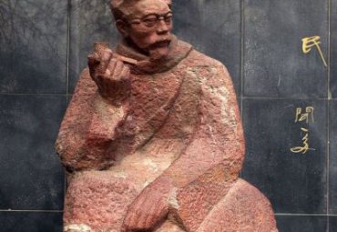 城市石雕闻一多雕塑