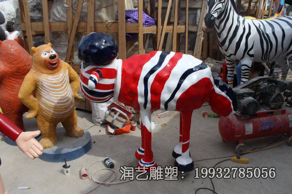 商场玻璃钢小羊肖恩雕塑 商场玻璃钢小羊肖恩雕塑