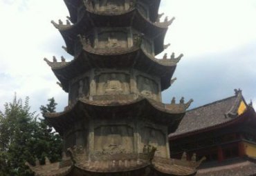 草坪石雕塔景观雕塑