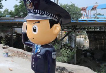 景区玻璃钢警察雕塑