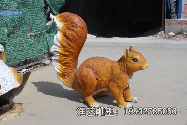 商场玻璃钢松鼠雕塑 商场玻璃钢松鼠雕塑