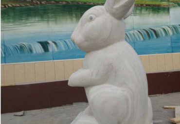 小区石雕兔子雕塑