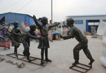 企业铜雕老鹰捉小鸡雕塑