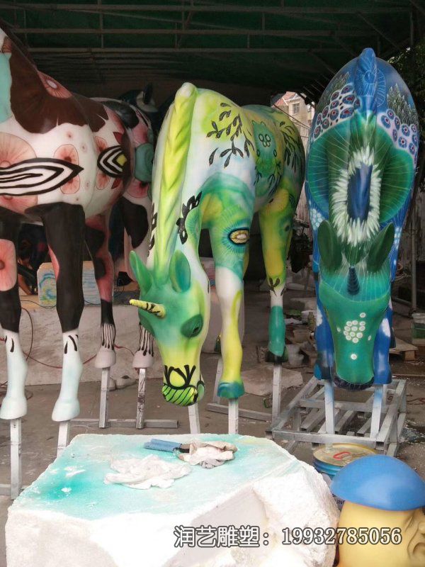 广场玻璃钢马雕塑 广场玻璃钢马雕塑