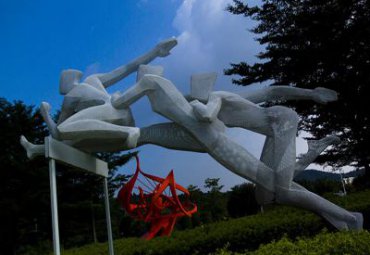 小区不锈钢跨栏雕塑