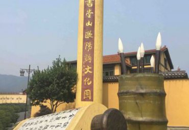 广场不锈钢书籍雕塑