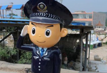 草坪玻璃钢警察雕塑