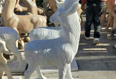 街道石雕羊动物雕塑