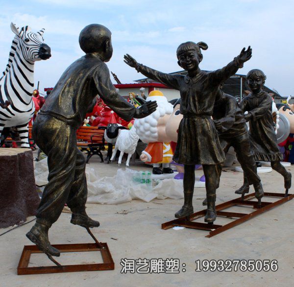 街道铜雕老鹰捉小鸡雕塑 街道铜雕老鹰捉小鸡雕塑