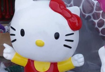 小区玻璃钢kt猫雕塑