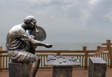 商场铜雕下棋人物雕塑