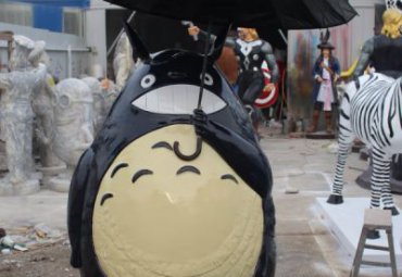 医院玻璃钢龙猫雕塑