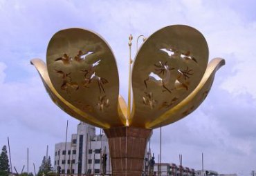 草坪不锈钢花雕塑