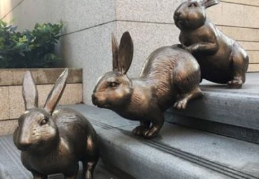游乐场铜雕兔子雕塑