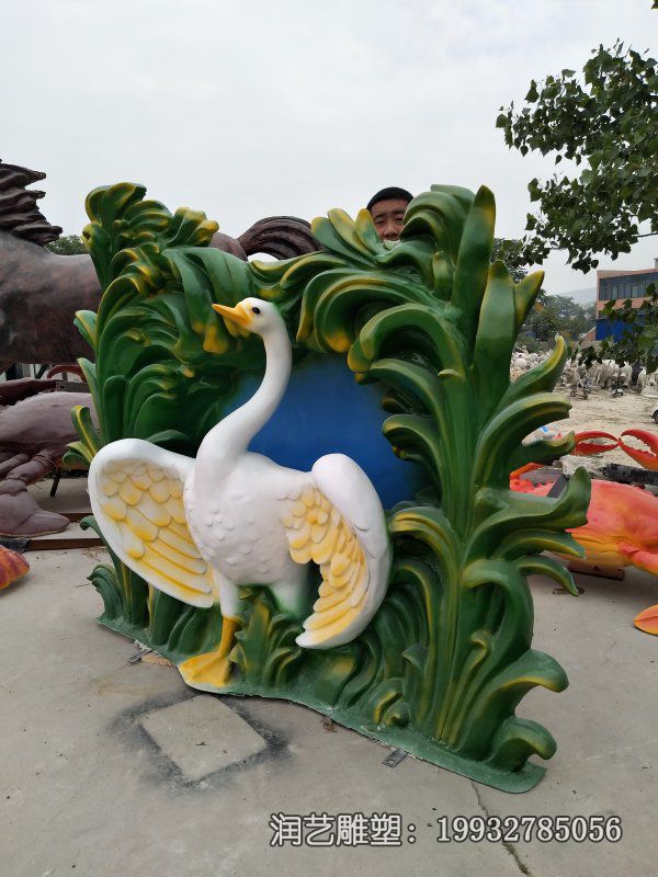 游乐场玻璃钢鹅雕塑 游乐场玻璃钢鹅雕塑