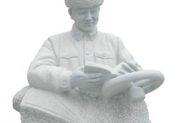广场雷锋石雕