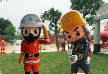 企业玻璃钢消防员雕塑