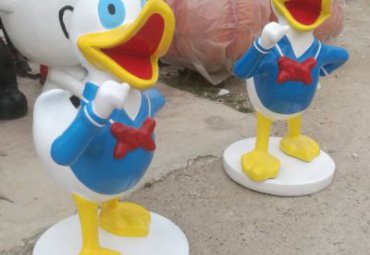 商业街玻璃钢唐老鸭雕塑