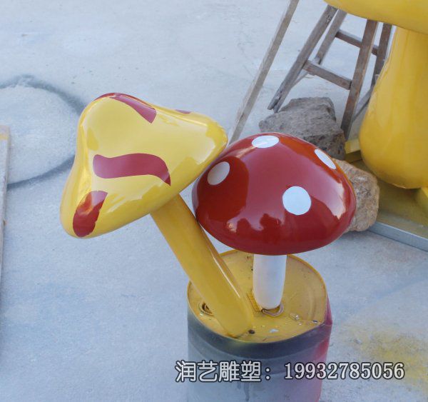 广场玻璃钢蘑菇雕塑 广场玻璃钢蘑菇雕塑