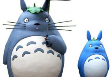 广场玻璃钢龙猫雕塑