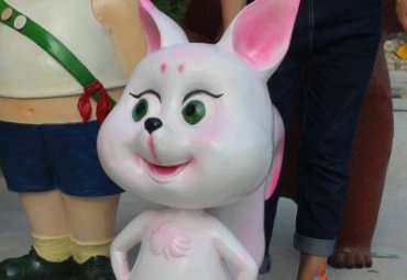 商业街玻璃钢小熊维尼雕塑