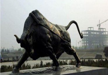 商业街牛铜雕