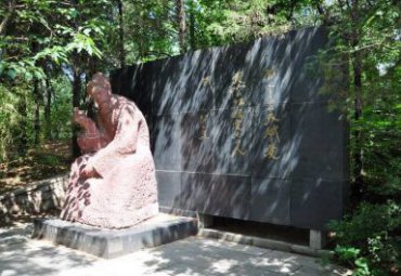 商场闻一多石雕
