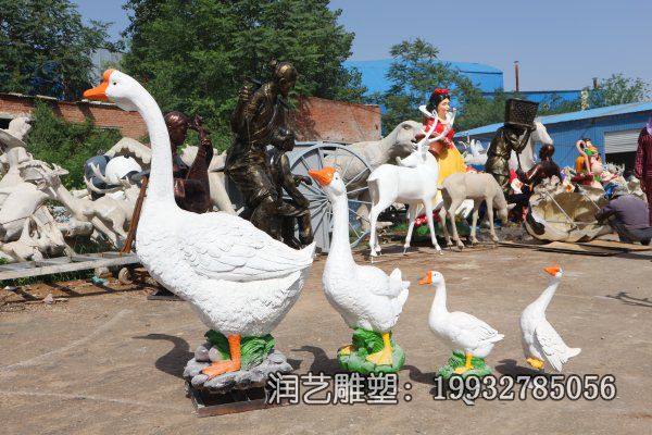 游乐场玻璃钢鹅雕塑 游乐场玻璃钢鹅雕塑