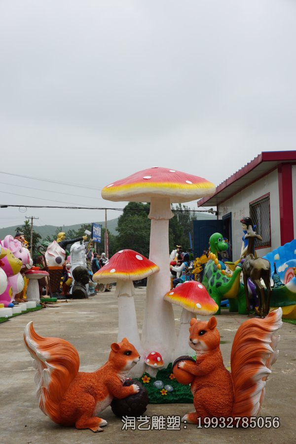 广场玻璃钢松鼠雕塑 广场玻璃钢松鼠雕塑