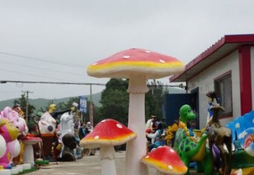 广场玻璃钢松鼠雕塑