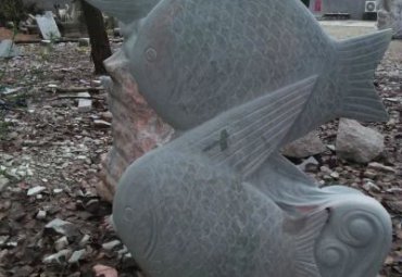 城市鱼动物石雕