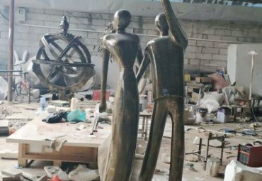 草坪情侣人物铜雕