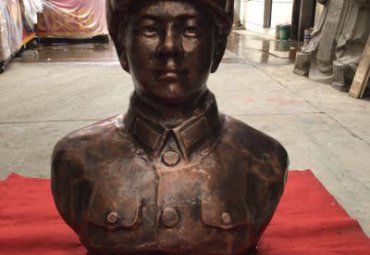 草坪雷锋铜雕