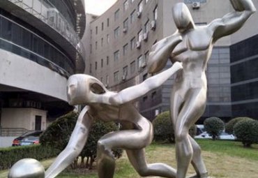 广场不锈钢踢球雕塑