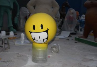 草坪玻璃钢笑脸雕塑
