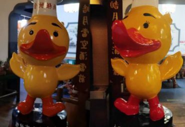 草坪玻璃钢鸭子雕塑