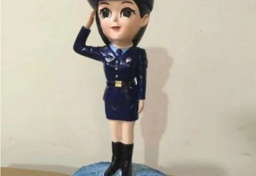 广场玻璃钢警察雕塑