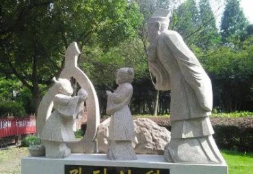 广场孔融让梨石雕