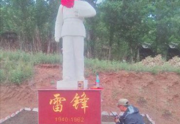 小区雷锋人物石雕
