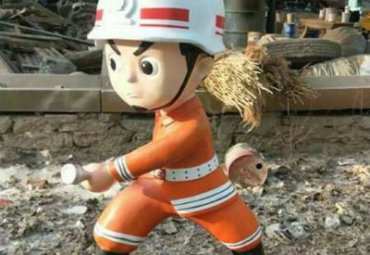医院玻璃钢消防员雕塑