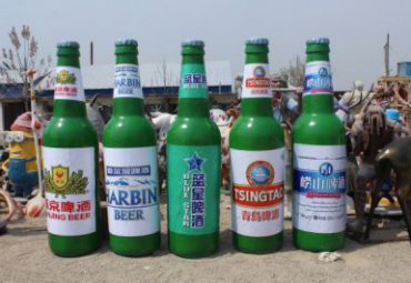 草坪玻璃钢酒瓶雕塑
