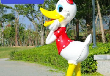 城市玻璃钢唐老鸭雕塑