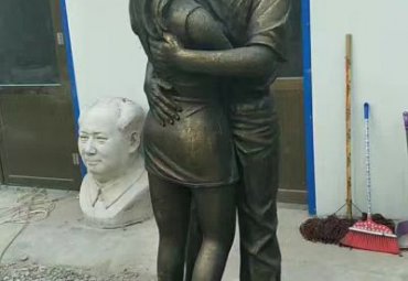 公园情侣人物铜雕