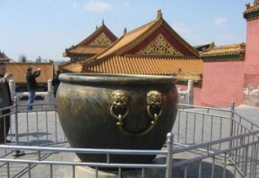 广场水缸铜雕