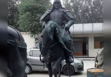 学校骑马人物铜雕