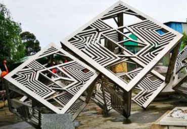 学校不锈钢镂空景观雕塑