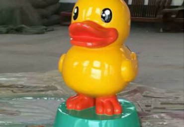 小区玻璃钢小黄鸭卡通雕塑