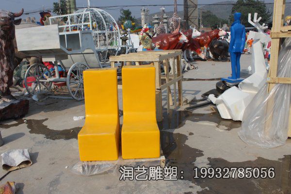 广场玻璃钢桌凳雕塑 广场玻璃钢桌凳雕塑